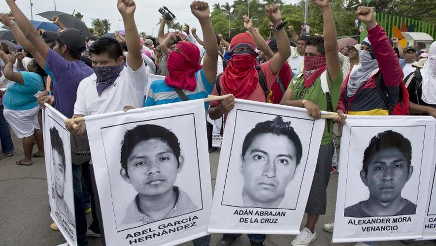 Des manifestants protestent dans les rues d'Acapulco pour exiger des autorités mexicaines qu'elles retrouvent les 43 élèves-enseignants disparus, le 17 octobre 2014