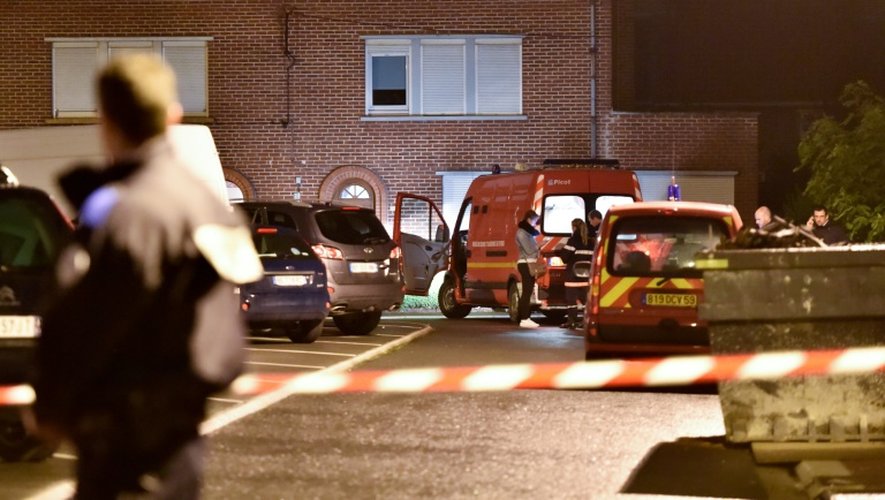La police devant la maison où cinq membres d'une même famille ont été retrouvés morts le 21 octobre 2015 dans leur domicile d'Haubourdin (Nord), en banlieue de Lille