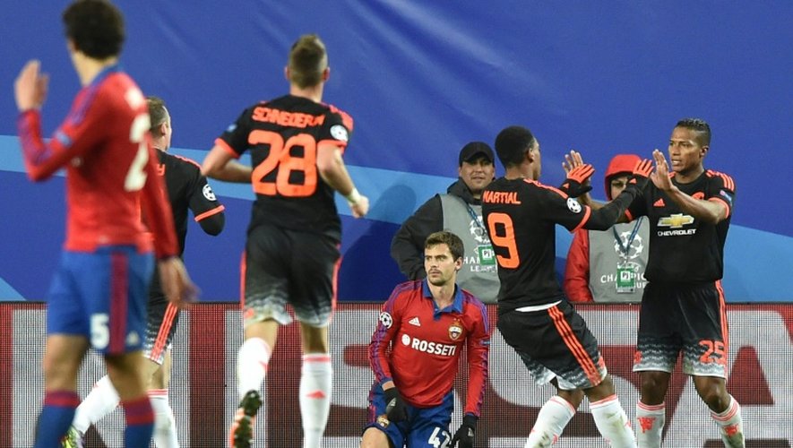 Anthony Martial congratulé par ses coéquipiers après son but avec Manchester United contre le CSKA Moscou, le 21 octobre 2015 à l'Arena Khimki