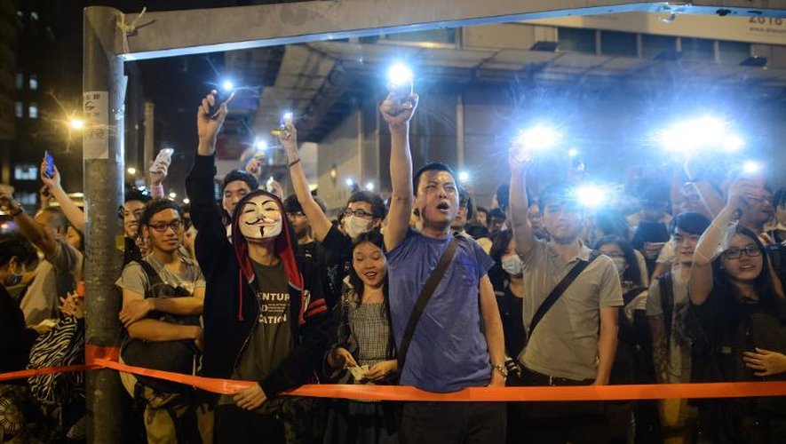 Des manifestants prodémocratie derrrière un cordon de police à Hong Kong le 18 octobre 2014
