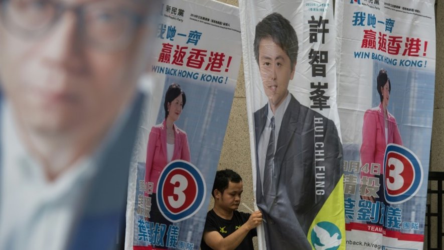 Un homme installe les banderoles de campagne à Hong Kong, le 4 septembre 2016