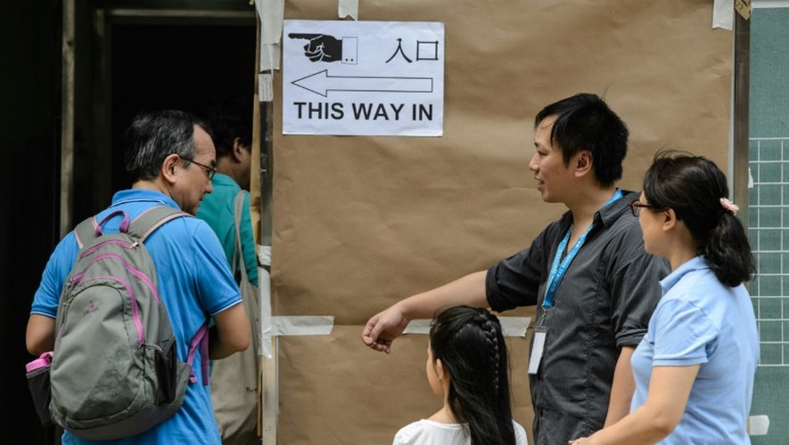 Des électeurs entrent dans un bureau de vote à Hong Kong, le 4 septembre 2016