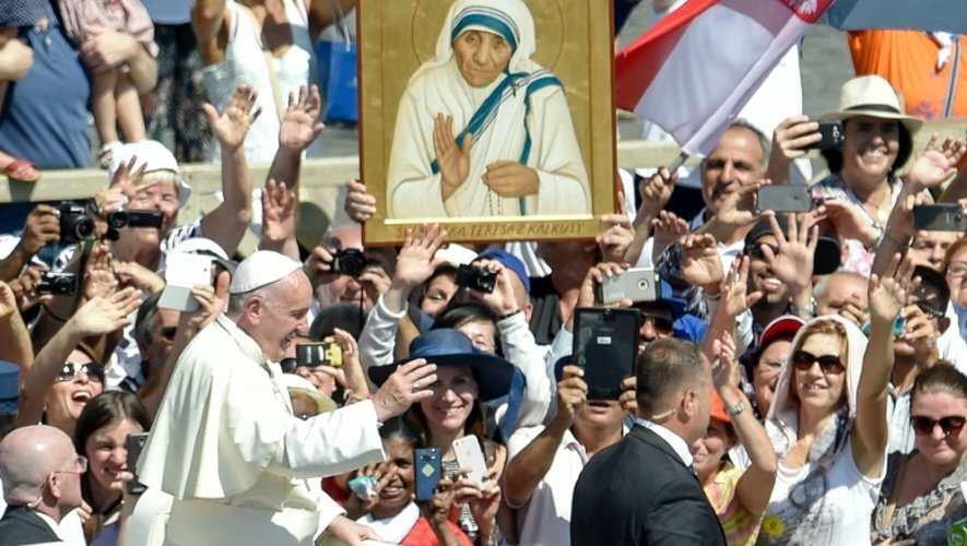 Le pape François après la messe de canonisation de Mère Teresa sur la place Saint-Pierre au Vatican, le 4 septembre 2016