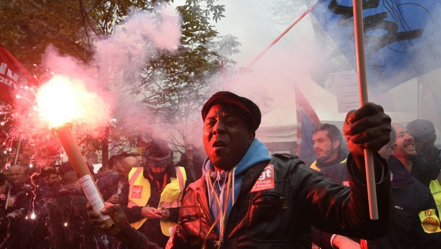 Des salariés d'Air France manifestent le 22 octobre 2015 à Paris contre le plan de restructuration de la direction