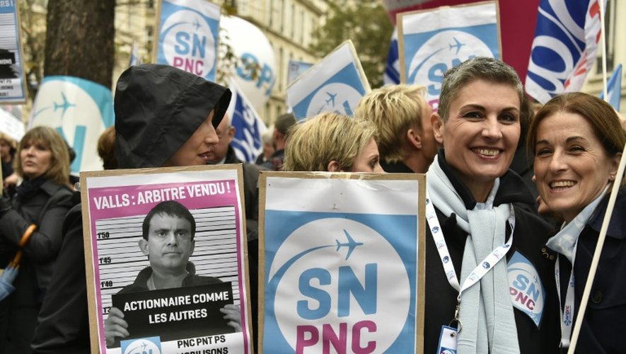 Des employés d'Air France manifestent à Paris contre les suppressions d'emploi, le 22 octobre 2015