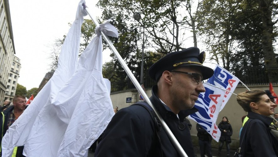 Des employés d'Air France manifestent à Paris, le 22 octobre 2015 contre le plan de restructuration du groupe