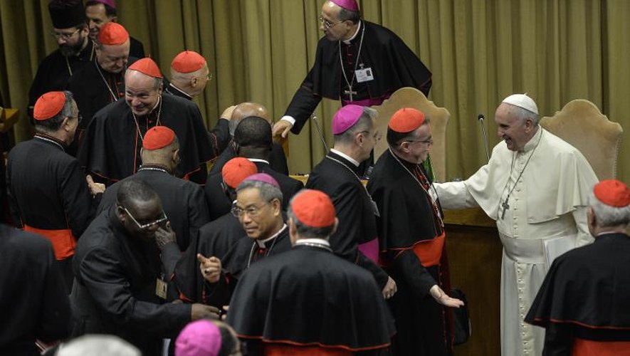 Le Pape François sourit à son arrivée pour son discours au synode des familles au Vatican le 6 octobre 2014