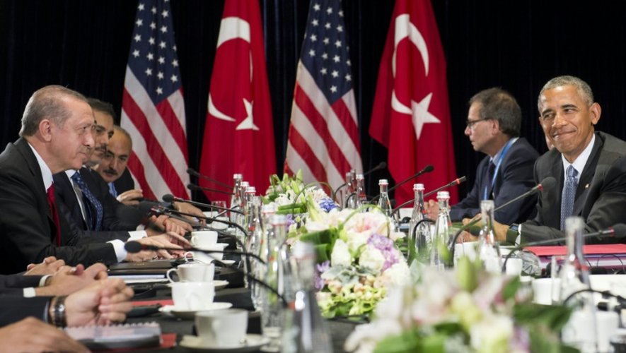 Le président américain Barack Obama (d) et son homologue turc Recep Tayyip Erdogan en marge du sommet du G20 à Hangzhou, en Turquie, le 4 septembre 2016