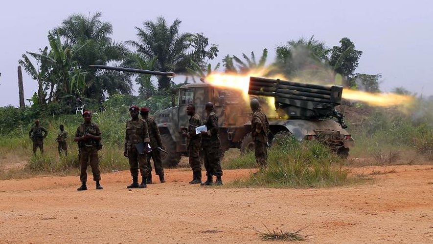 Des soldats de la RDC lancent un missile contre des rebelles ADF, près de Kokola, à 50 km de Beni, le 18 janvier 2014