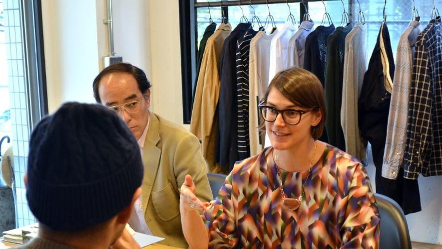 Une acheteuse américaine d'un magasin Bird, Jennifer Mankins, discute avec le directeur des ventes d'une marque de vêtements japonaise à Tokyo le 17 octobre 2014