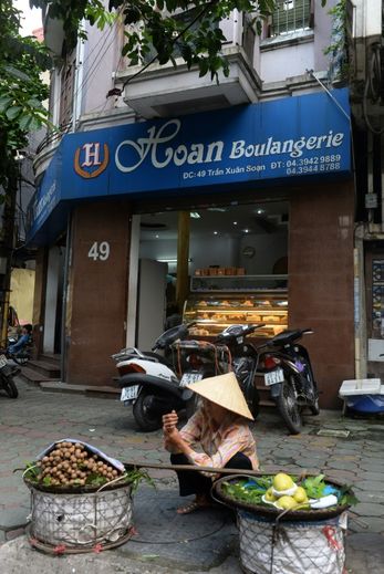 Une boulangerie dans me quartier français de Hanoï, le 30 août 2016