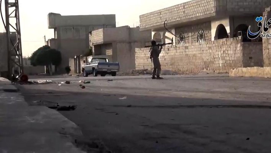 Une capture d'écran d'une vidéo youtube montrant des combattants de l'Etat islamique dans Kobané le 11 octobre 2014
