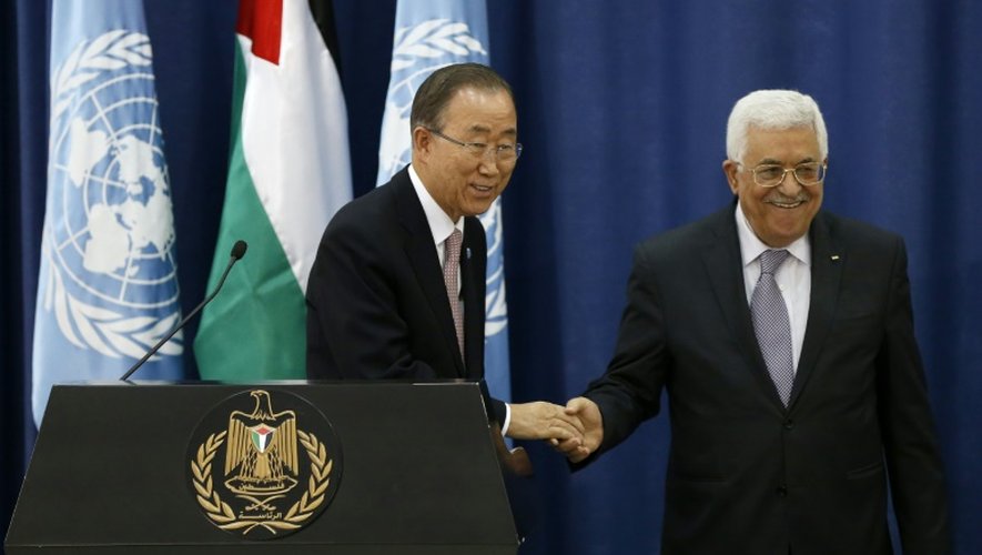 Le secrétaire général de l'Onu, Ban Ki-moon (g) et le président palestinien Mahmoud Abbas, le 21 octobre 2015 à Ramallah