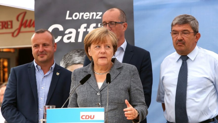 La chancelière allemande Angela Merkel à côté du ministre de l'Intérieur de Mecklembourg-Poméranie occidentale Lorenz Caffier (droite) et le candidat de la CDU Christian Democratic, lors d'un meeting de campagne à Bad Doberan (est), le 3 septembre 2016