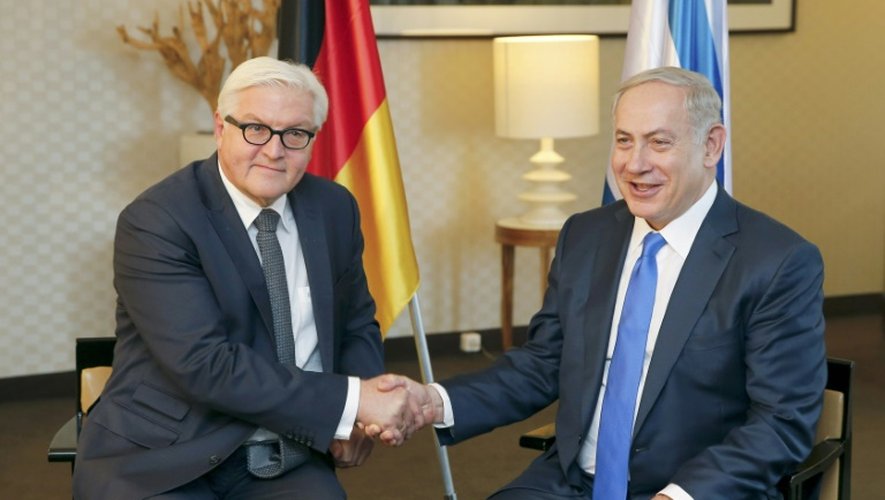 Le chef de la diplomatie allemande Frank-Walter Steinmeier (g) avec Benjamin Netanyahu, le 22 octobre 2015 à Berlin