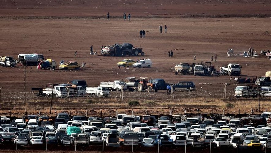 Le 17 octobre 2014, des Syriens kurdes à l'extérieur de Kobane à la frontiètre turque, vus depuis le village turc de Mursitpinar, dans la province de Sanliurfa
