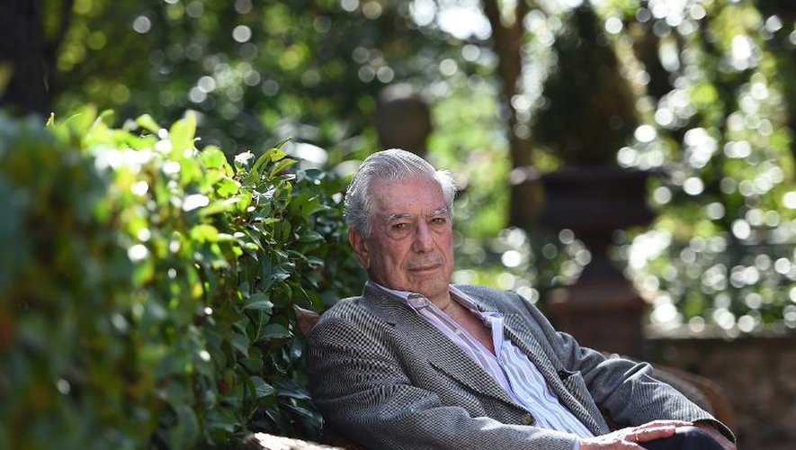 L'écrivain péruvien, Prix Nobel de littérature 2010, Mario Vargas Llosa le 17 octobre 2014 à Aix-en-Provence, après une conférence de presse à l'occasion de la Fête du Livre