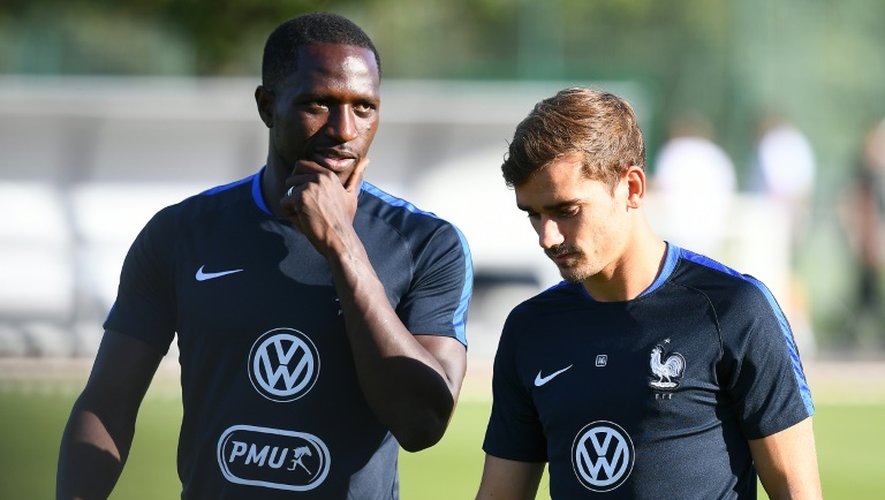 Le milieu Moussa Sissoko (g) parle à l'attaquant Antoine Griezmann lors d'une séance d'entraînement de l'équipe de France à Clairefontaine, le 3 septembre 2016