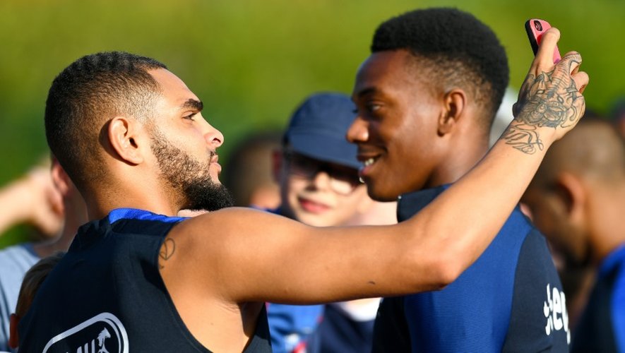 L'attaquant Anthony Martial (d) et le défenseur Layvin Kurzawa lors d'une séance d'entraînement de l'équipe de France à Clairefontaine, le 3 septembre 2016