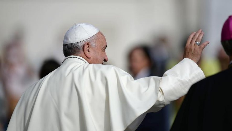 Le pape François salue les fidèles rassemblés sur la place Saint-Pierre le 15 octobre 2014 au Vatican
