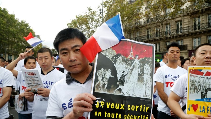 Des membres de la communauté chinoise manifestent pour réclamer "la sécurité pour tous" et dénoncer le "racisme anti-asiatique", le 4 septembre 2016 à Paris