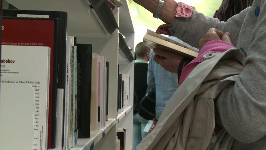 Des gens regardent des livres le 18 octobre 2014 à la bibliothèque de La Madeleine, à côté de Lille, à l'occasion de la Nuit des Bibliothèques