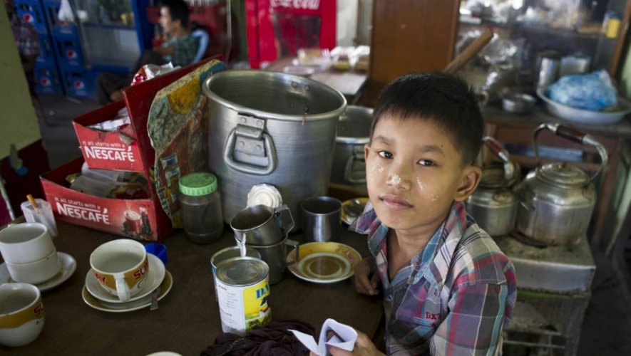 Saw Paing Htway, 11 ans, travaille dans un café populaire (teashop) dans la banlieue de Rangoun, le 21 octobre 2015