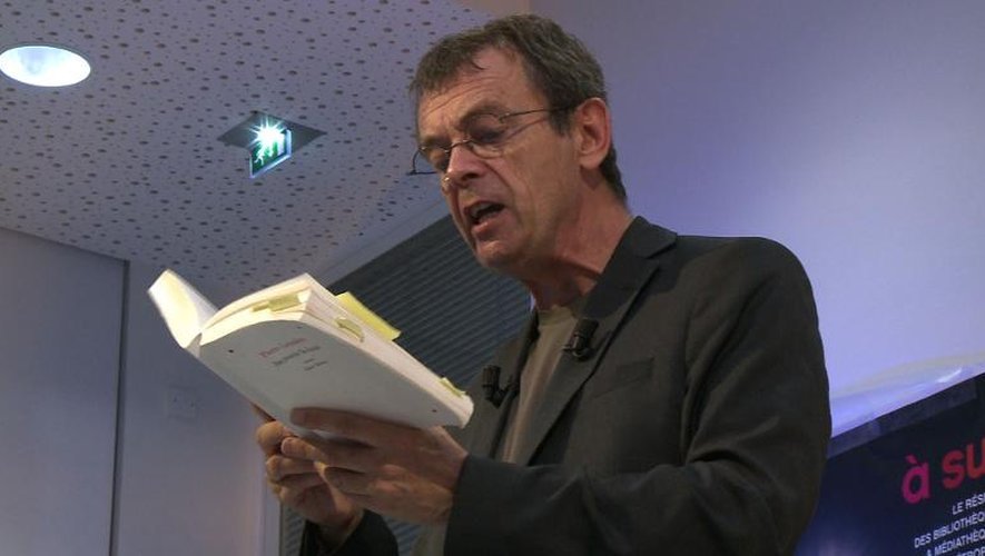 Pierre Lemaitre fait une lecture le 18 octobre 2014 à la bibliothèque de La Madeleine, à côté de Lille, à l'occasion de la Nuit des Bibliothèques