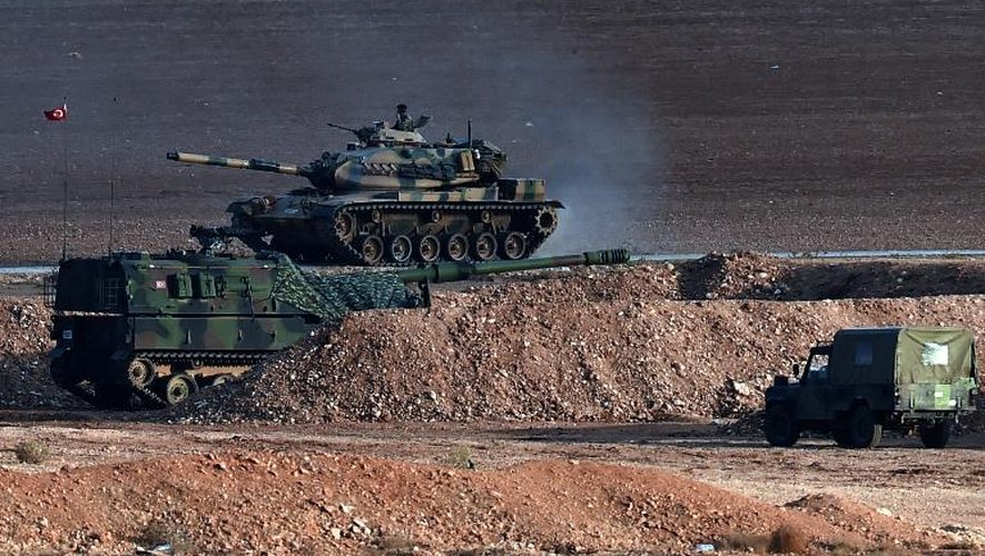 Des blindés de l'armée turque prennent position face à la ville syrienne de Kobané le 18 octobre 2014