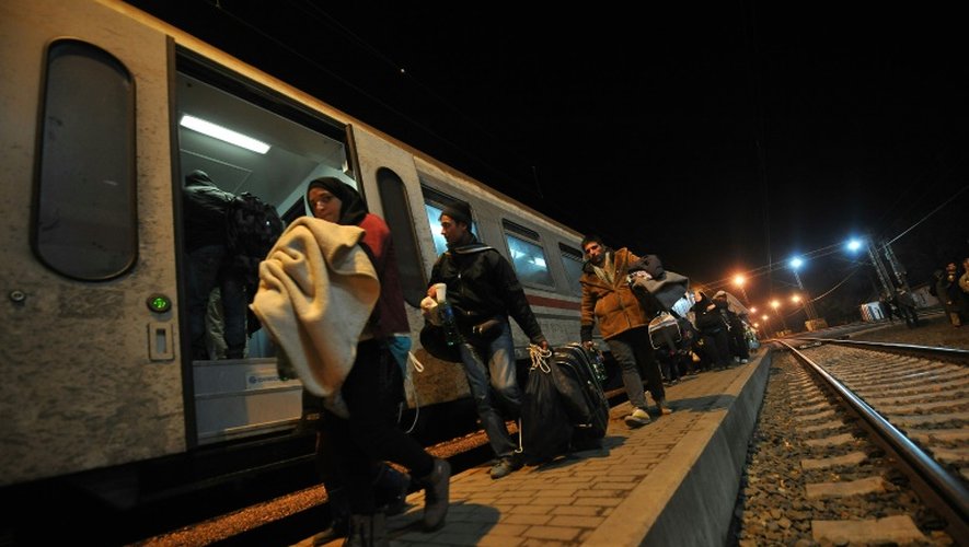 Des migrants montent dans un train le 21 octobre 2015 à Tovarnik en Croatie à la frontière avec la Slovénie