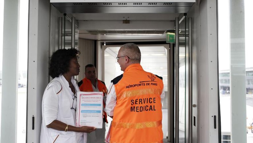 Une employée du service médical d'urgence de l'aéroport tient une note d'information sur Ebola le 17 octobre 2014 à Roissy