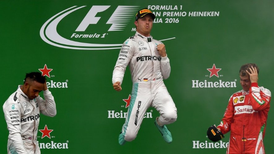 L'Allemand Nico Rosberg (Mercedes) bondit de joie sur le podium après sa victoire au GP d'Italie à Monza, le 4 septembre 2016