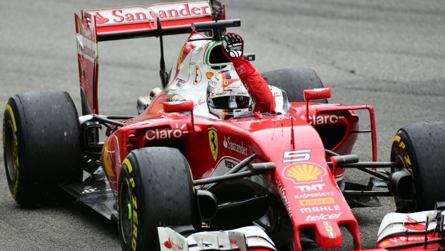 L'Allemand Sebastian Vettel, arrivé en 3e position du GP d'Italie sur le circuit de Monza, salue les "tifosi", le 4 septembre 2016