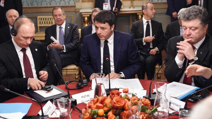 De gauche à droite, Vladimir Poutine, Matteo Renzi et Petro Porochenko lors de discussions à Milan le 17 octobre 2014