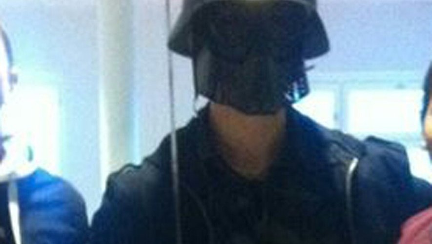 Cette photo, fournie à l'AFP par un élève, montre l'homme masqué et armé d'un sabre, juste avant son attaque dans une école suédoise à Trollhätan, le 22 octobre 2015