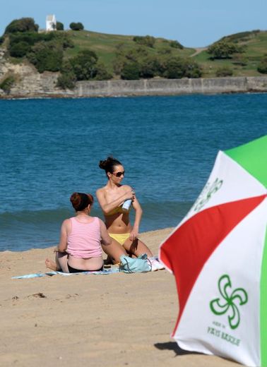 Des gens profitent de températures estivales sur une plage de Saint-Jean de Luz le 17 octobre 2014