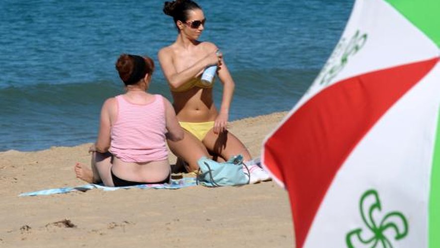 Des gens profitent de températures estivales sur une plage de Saint-Jean de Luz le 17 octobre 2014