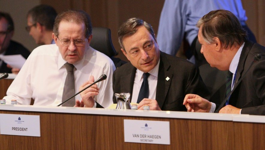 Mario Draghi (c) lors de la réunion du 22 octobre 2015 à Malte