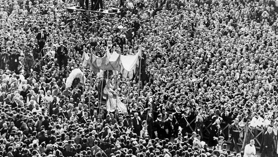 Vue générale de la place Saint Pierre lors de la procession précédent cérémonie de réouverture du deuxième concile oecuménique du Vatican, présidée par le Pape Paul VI, le 29 Septembre 1963 à la basilique Saint-Pierre