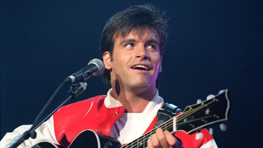 Le chanteur canadien Roch Voisine, une star du "Top 50", se produit le 6 février 1992 sur la scène du Palais omnisport de Paris-Bercy