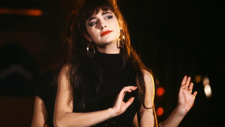 La chanteuse Lio chante à Paris le 1er décembre 1986
