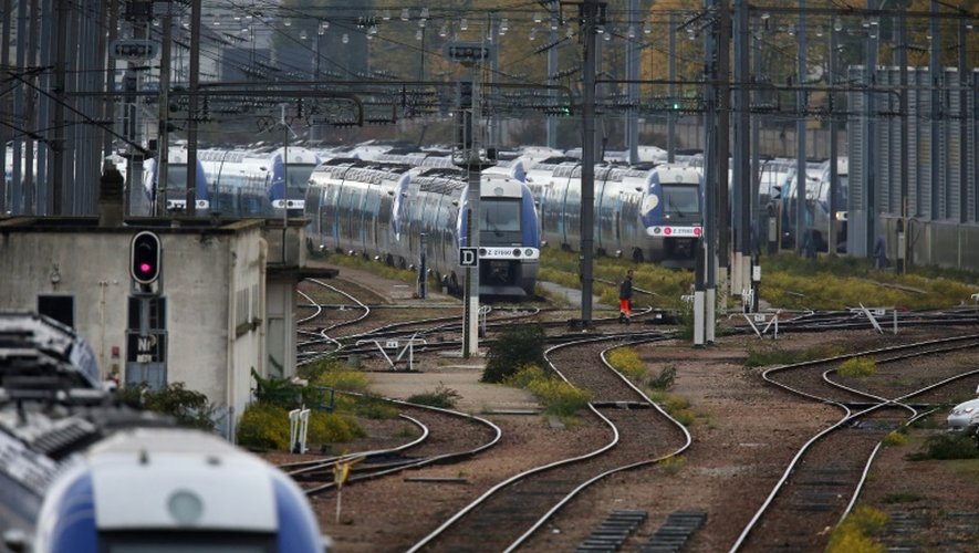 Des trains express régionaux (TER) de Normandie, photographiés à la gare SNCF de Sotteville-les-Rouen le 22 octobre 2015