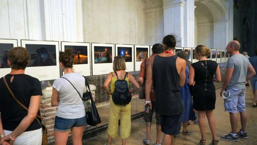 Des visiteurs regardent la série de photos intitulée "Echapper à Daech", le 1er septembre 2016 à Perpignan