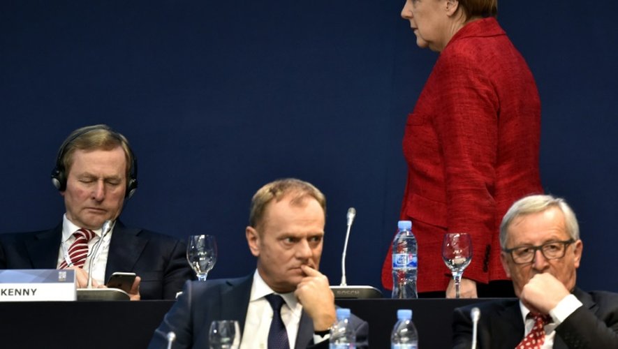 La chancelière allemande, Angela Merkel, le président de la Commission européenne, Jean-Claude Juncker (d) et le polonais Donald Tusk (c), président du Conseil européen, le 22 octobre 2015 à Madrid, lors d'un congrès des conservateurs européens