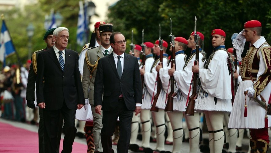 François Hollande (c) et son homologue grec Prokopis Pavlopoulos (g), pendant la cérémonie d'accueil du président français à Athènes, le 22 octobre 2015