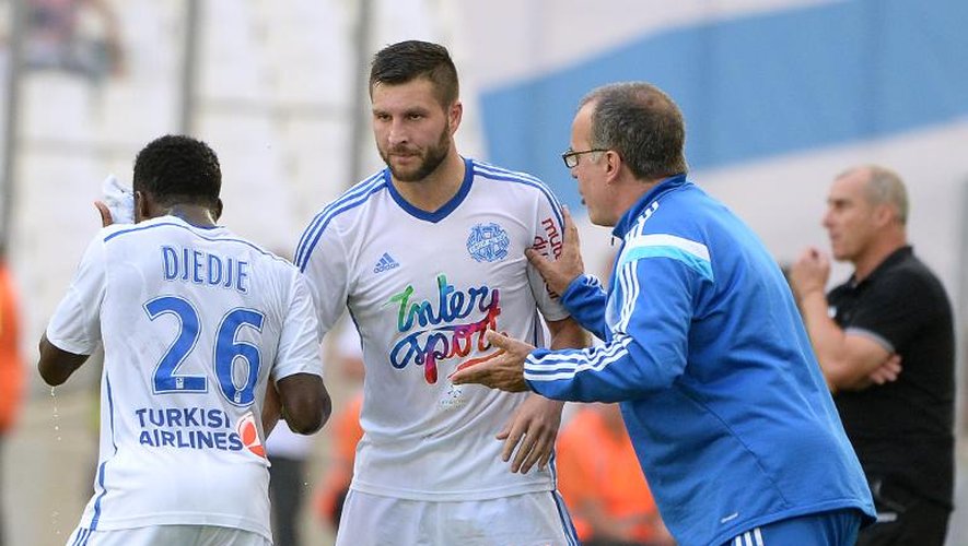 L'attaquant de Marseille André-Pierre Gignac (c), buteur contre Toulouse, est félicité par son entraîneur Marcelo Bielsa, le 19 octobre 2014 au Vélodrome