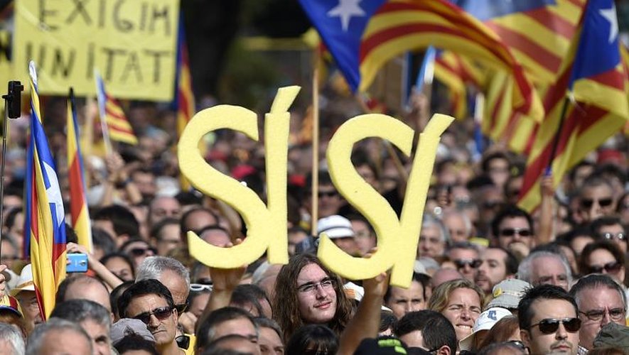 Les indépendantistes catalans manifestent le 19 octobre 2014  à Barcelone pour réclamer des élections sous trois mois