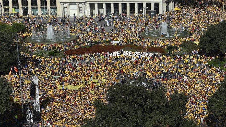 Des milliers de Catalans sont rassemblés le 19 octobre 2014 à Barcelone pour réclamer la tenue d'élections régionales sous trois mois