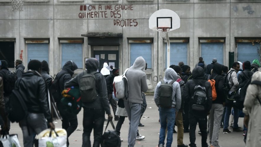 Evacuation par la police de migrants installés dans le lycée parisien désaffecté Jean-Quarré, le 23 octobre 2015