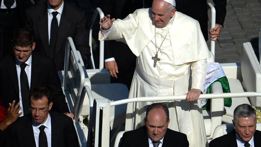 Le pape François salue la foule rassemblée place Saint-Pierre le 19 octobre 2014 au Vatican